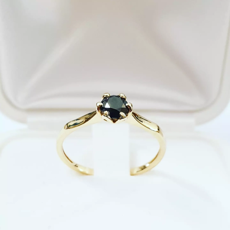 Pierścionek zaręczynowy z czarnym diamentem – ujęcie boczne – ABGOLD Baczyński