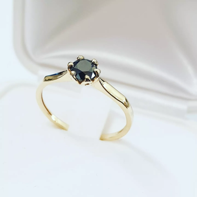 Pierścionek zaręczynowy z czarnym diamentem – widok z góry – ABGOLD Baczyński