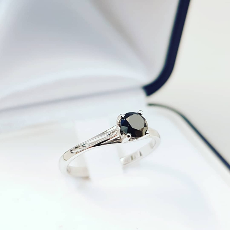 Pierścionek zaręczynowy z czarnym diamentem – na ryglu jubilerskim – ABGOLD Baczyński