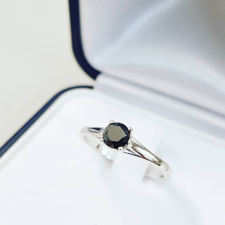 Pierścionek zaręczynowy z czarnym diamentem – detal kamienia – ABGOLD Baczyński