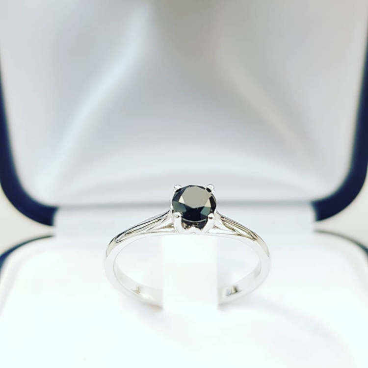 Pierścionek zaręczynowy z czarnym diamentem – widok boczny – ABGOLD Baczyński