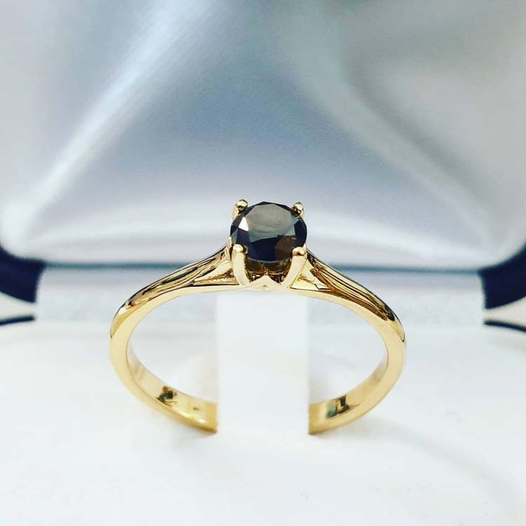 Pierścionek zaręczynowy z czarnym diamentem – detal kamienia – ABGOLD Baczyński