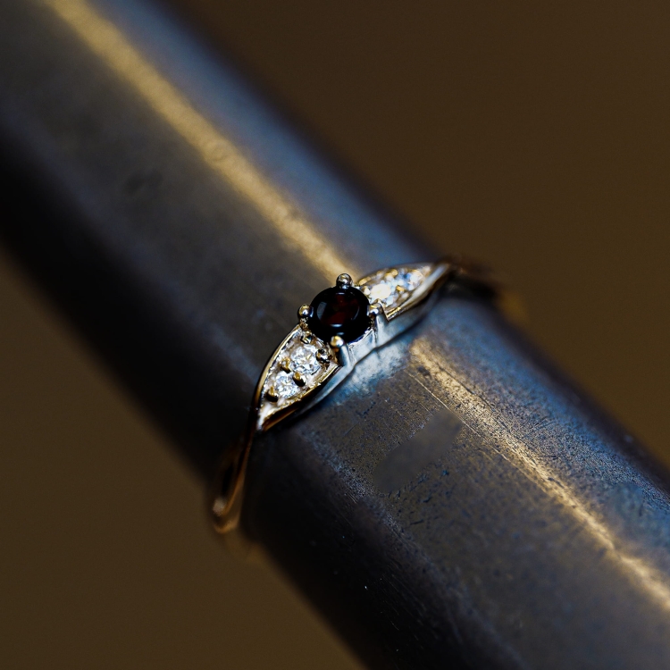 Pierścionek zaręczynowy z diamentami – na ryglu jubilerskim – ABGOLD Baczyński