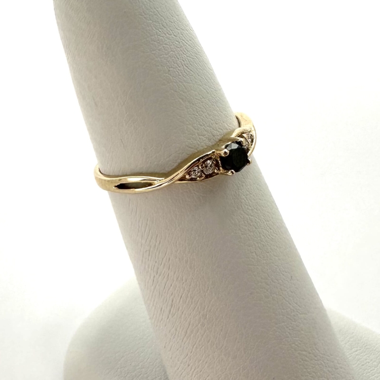 Pierścionek zaręczynowy z diamentami – ujęcie boczne – ABGOLD Baczyński