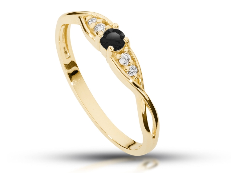 Pierścionek zaręczynowy z diamentami – ujęcie pod kątem – ABGOLD Baczyński