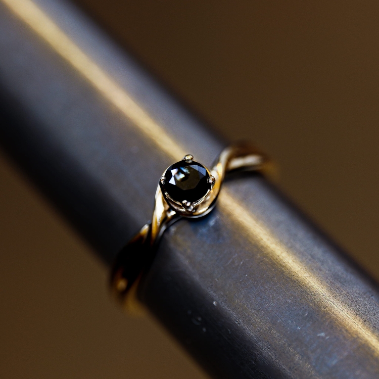 Pierścionek zaręczynowy z czarnym diamentem – na ryglu jubilerskim – ABGOLD Baczyński