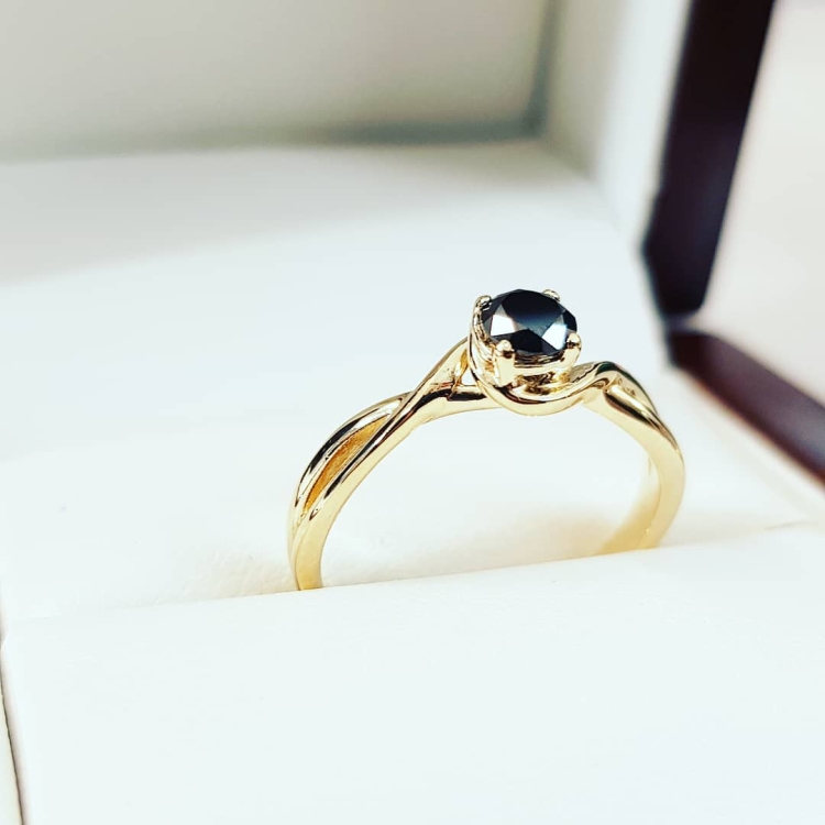 Pierścionek zaręczynowy z czarnym diamentem – ujęcie boczne – ABGOLD Baczyński