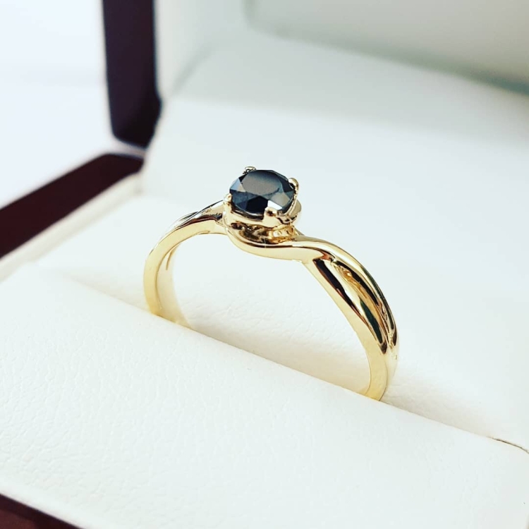 Pierścionek zaręczynowy z czarnym diamentem – profil pierścionka – ABGOLD Baczyński