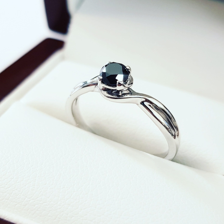 Pierścionek zaręczynowy z czarnym diamentem – profil pierścionka – ABGOLD Baczyński