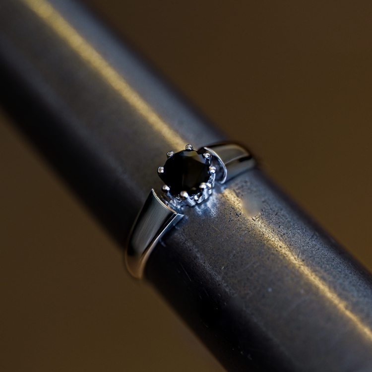 Pierścionek zaręczynowy z czarnym diamentem – na ryglu jubilerskim – ABGOLD Baczyński