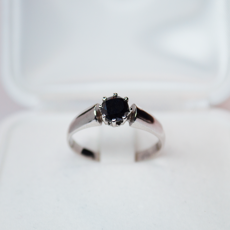 Pierścionek zaręczynowy z czarnym diamentem – widok z przodu – ABGOLD Baczyński