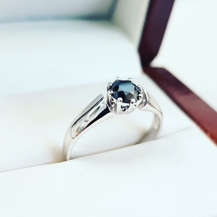 Pierścionek zaręczynowy z czarnym diamentem – widok z góry – ABGOLD Baczyński