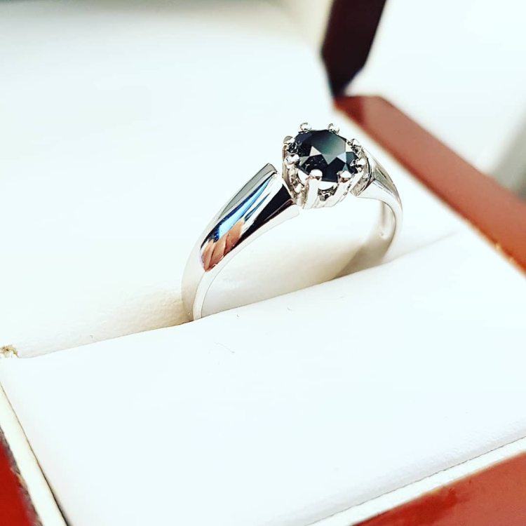 Pierścionek zaręczynowy z czarnym diamentem – ujęcie pod kątem – ABGOLD Baczyński