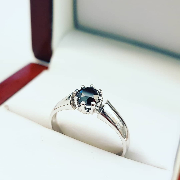 Pierścionek zaręczynowy z czarnym diamentem – ujęcie boczne – ABGOLD Baczyński