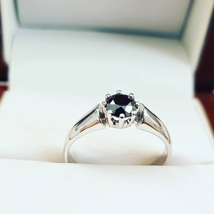 Pierścionek zaręczynowy z czarnym diamentem – detal kamienia – ABGOLD Baczyński