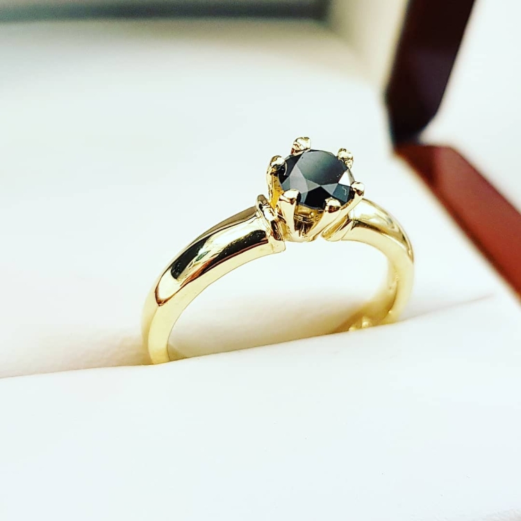 Pierścionek zaręczynowy z czarnym diamentem – ujęcie pod kątem – ABGOLD Baczyński