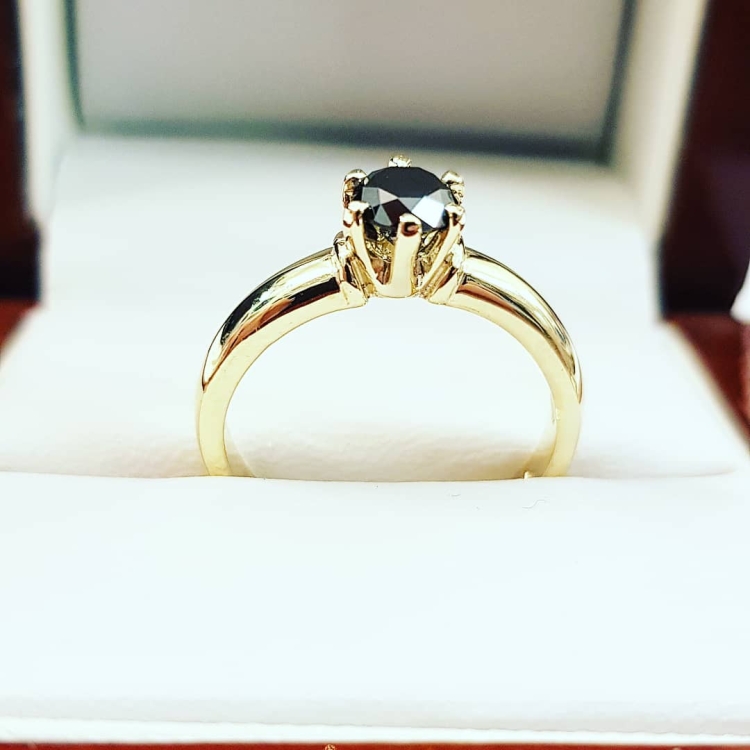 Pierścionek zaręczynowy z czarnym diamentem – ujęcie boczne – ABGOLD Baczyński