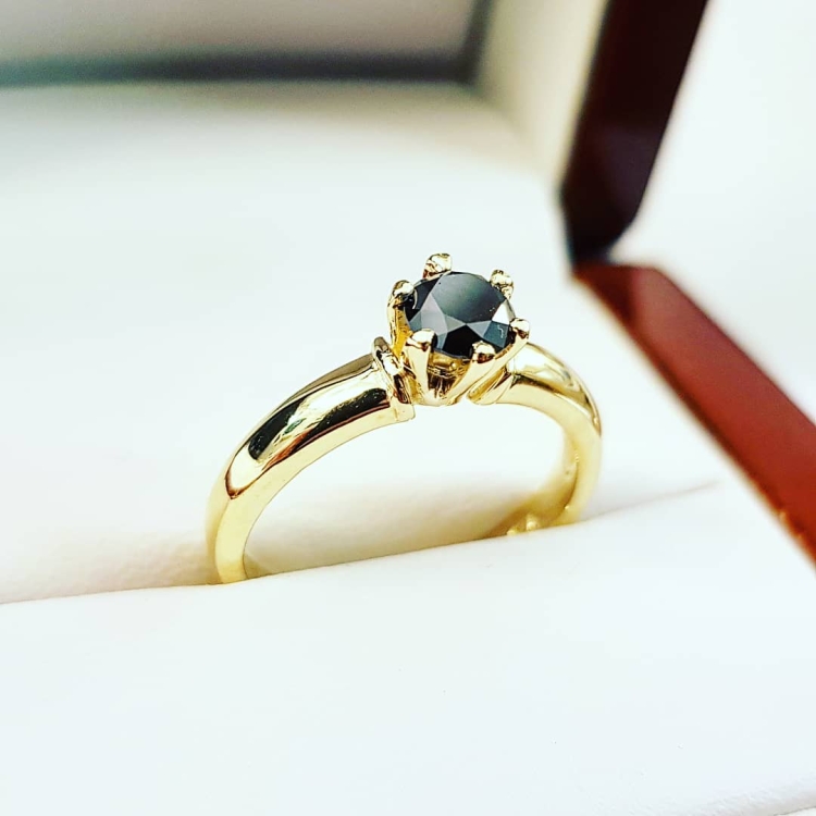 Pierścionek zaręczynowy z czarnym diamentem – widok z góry – ABGOLD Baczyński