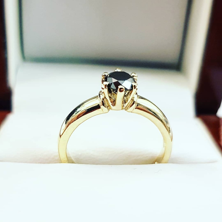 Pierścionek zaręczynowy z czarnym diamentem – widok z przodu – ABGOLD Baczyński