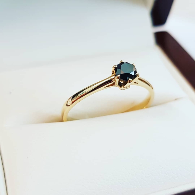 Pierścionek zaręczynowy z diamentami – ujęcie boczne – ABGOLD Baczyński