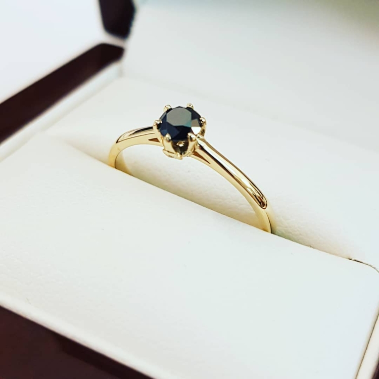 Pierścionek zaręczynowy z diamentami – widok pod kątem – ABGOLD Baczyński