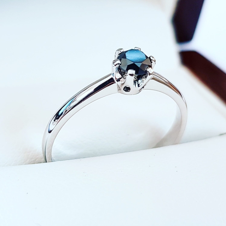 Pierścionek zaręczynowy z czarnym diamentem – ujęcie boczne – ABGOLD Baczyński