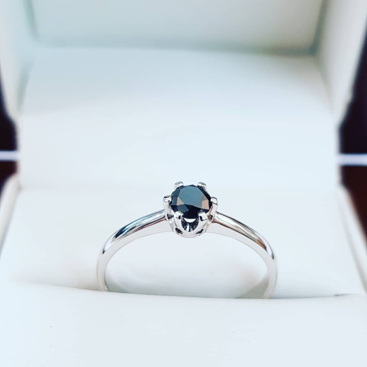 Pierścionek zaręczynowy z czarnym diamentem – detal oprawy – ABGOLD Baczyński