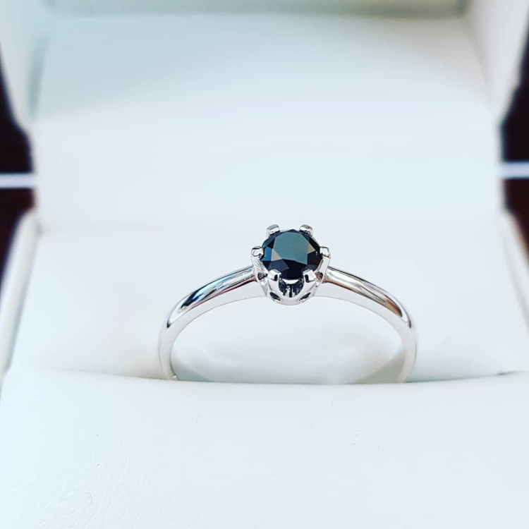 Pierścionek zaręczynowy z czarnym diamentem – widok od góry – ABGOLD Baczyński