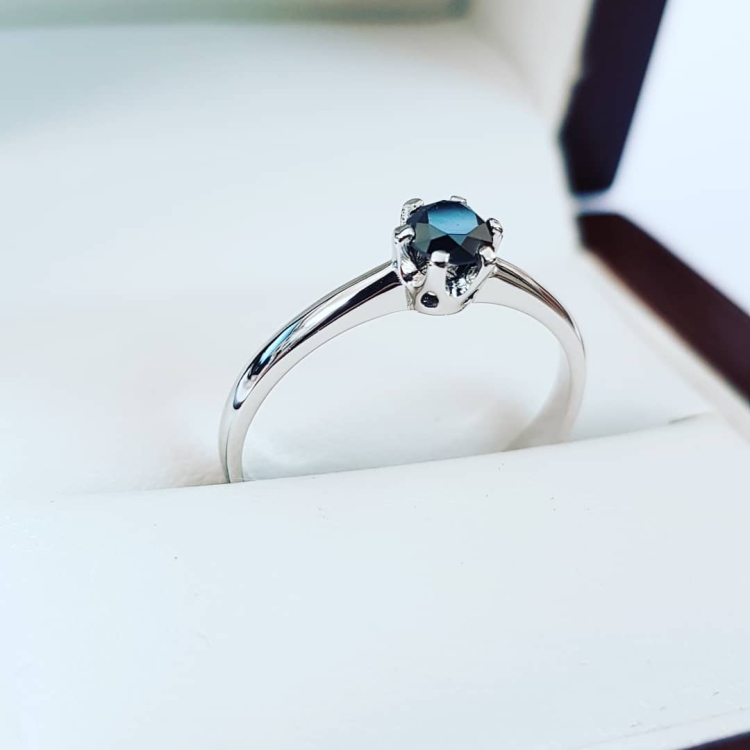 Pierścionek zaręczynowy z czarnym diamentem – ujęcie boczne – ABGOLD Baczyński