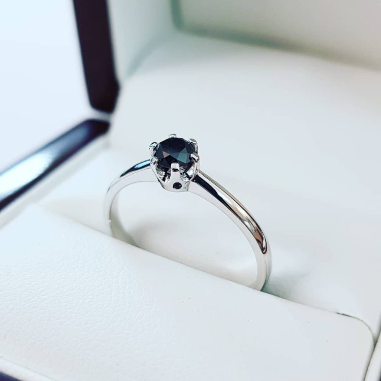 Pierścionek zaręczynowy z czarnym diamentem – pod kątem – ABGOLD Baczyński