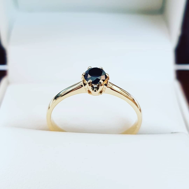 Pierścionek zaręczynowy z czarnym diamentem – ujęcie w pudełku – ABGOLD Baczyński