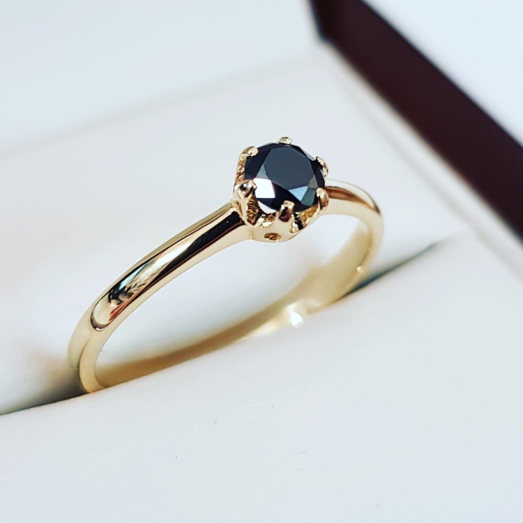 Pierścionek zaręczynowy z czarnym diamentem – bok pierścionka – ABGOLD Baczyński