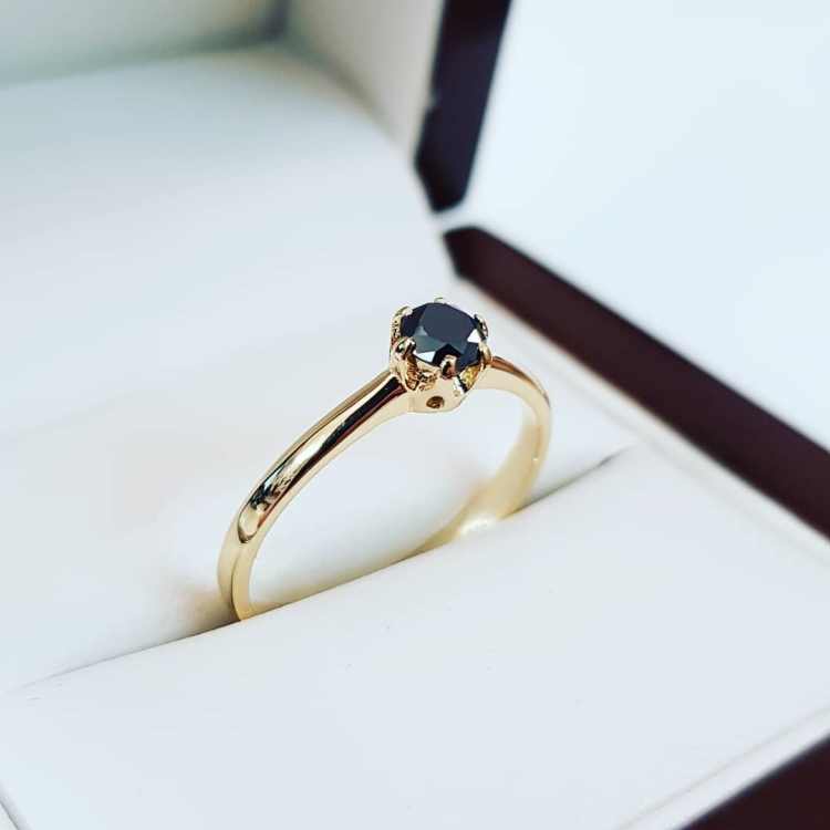 Pierścionek zaręczynowy z czarnym diamentem – ujęcie skośne – ABGOLD Baczyński