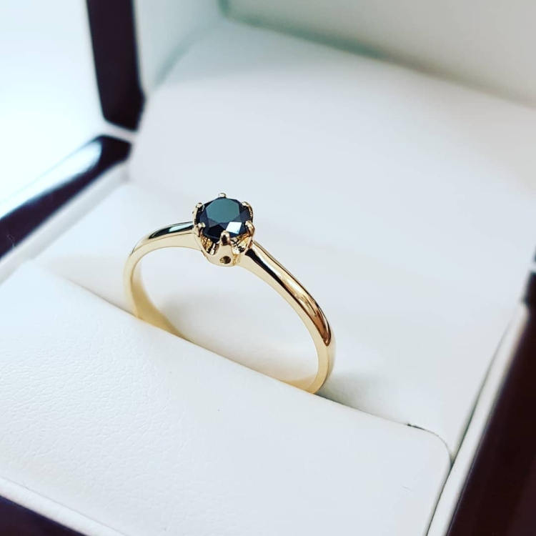 Pierścionek zaręczynowy z czarnym diamentem – widok z góry – ABGOLD Baczyński