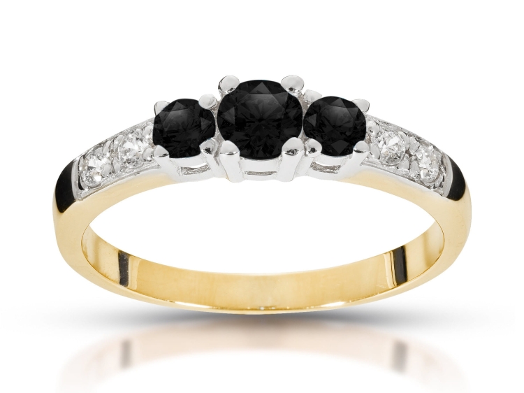 Pierścionek zaręczynowy z czarnymi i białymi diamentami – widok frontalny – ABGOLD Baczyński