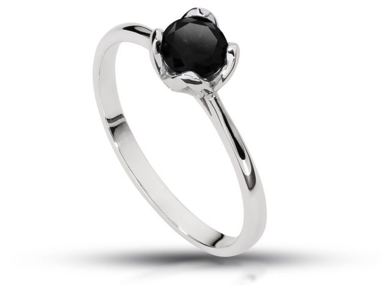 Pierścionek zaręczynowy z czarnym diamentem – ujęcie boczne – białe złoto 585 – ABGOLD Baczyński