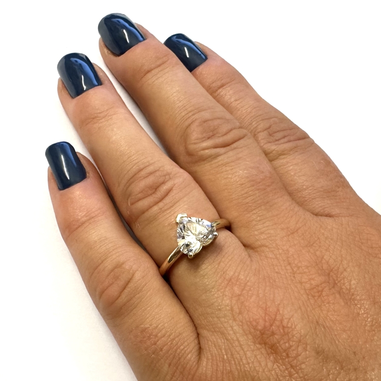 Pierścionek złoty z diamentem serce 2,0 ct – próba 585 – prezentacja na dłoni – ABGOLD Baczyński