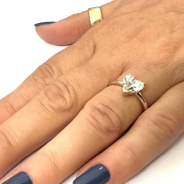 Złoty pierścionek 585 z diamentem serce 2,0 ct – detal na dłoni – ABGOLD Baczyński