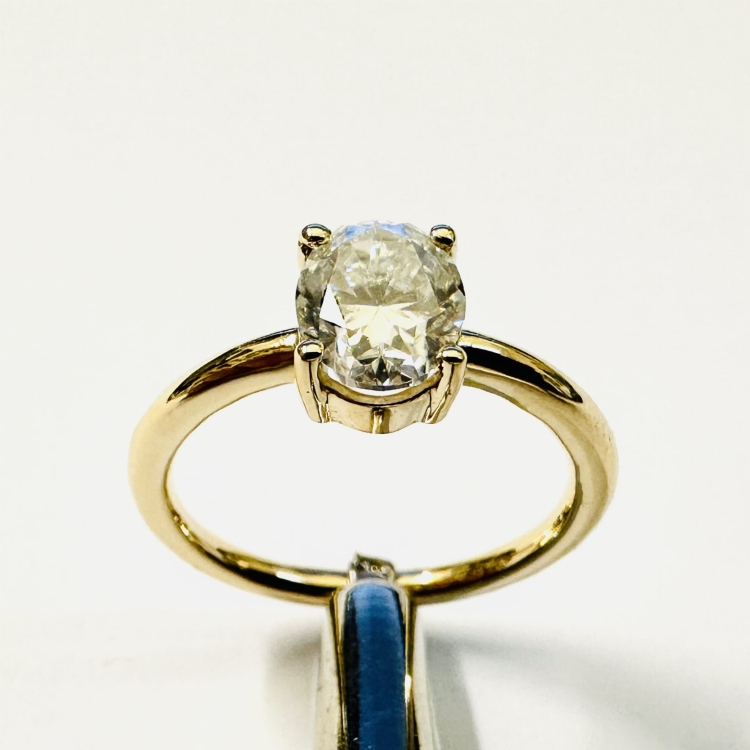 Pierścionek zaręczynowy z brylantem laboratoryjnym owal 1,0 ct VS/E – złoto próba 585 – widok z przodu – ABGOLD Baczyński