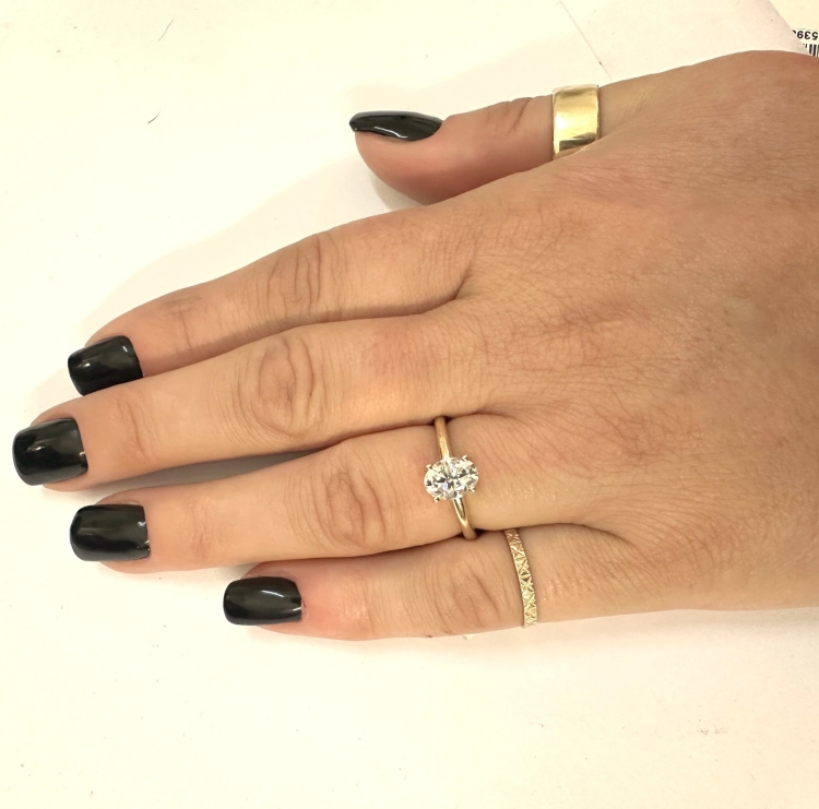 Pierścionek zaręczynowy z brylantem laboratoryjnym owal 1,0 ct – złoto 585 – na dłoni – ABGOLD Baczyński