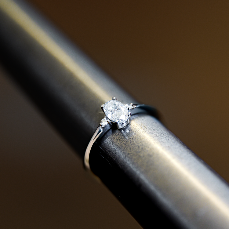 Złoty pierścionek z diamentami ok. 0,45 ct – białe złoto próba 585 – detal – ABGOLD Baczyński