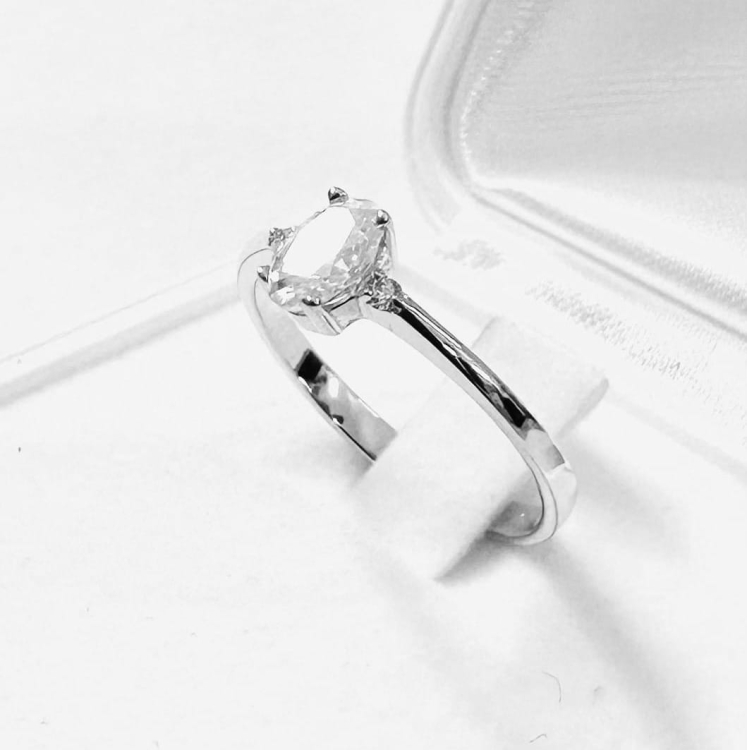 Złoty pierścionek z diamentami – białe złoto 585 – zbliżenie kamieni – ABGOLD Baczyński