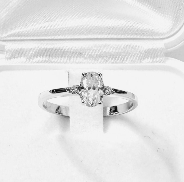 Pierścionek z diamentami – białe złoto próba 585 – detal oprawy – ABGOLD Baczyński