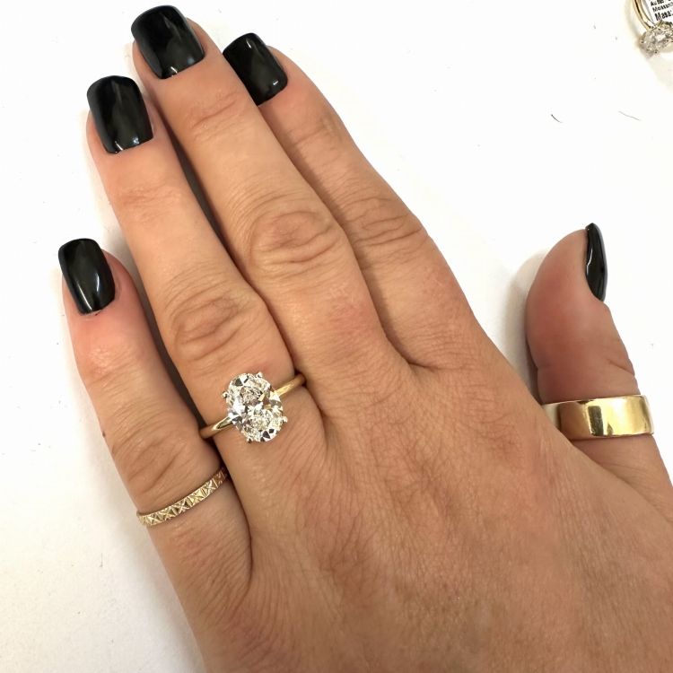 Złoty pierścionek z diamentem owalnym 3,0 ct – na palcu – złoto próba 585 – ABGOLD Baczyński