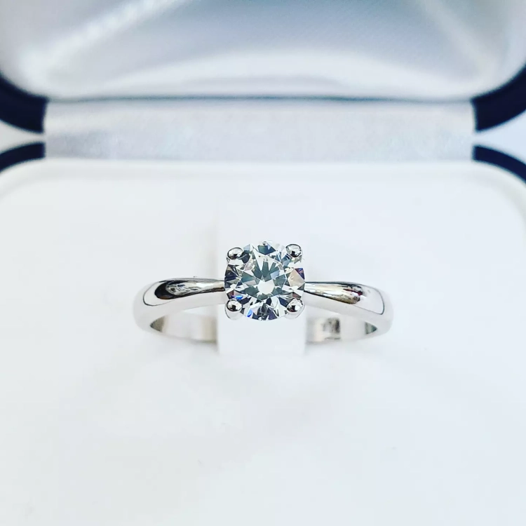 Pierścionek z diamentem 0,50 ct VVS/D – białe złoto – w pudełku – ABGOLD Baczyński