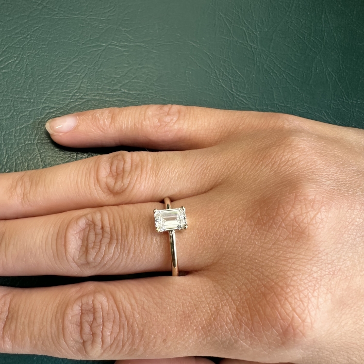 Pierścionek złoto 585 z diamentem 1,0 ct szlif szmaragdowy – na dłoni – ABGOLD Baczyński