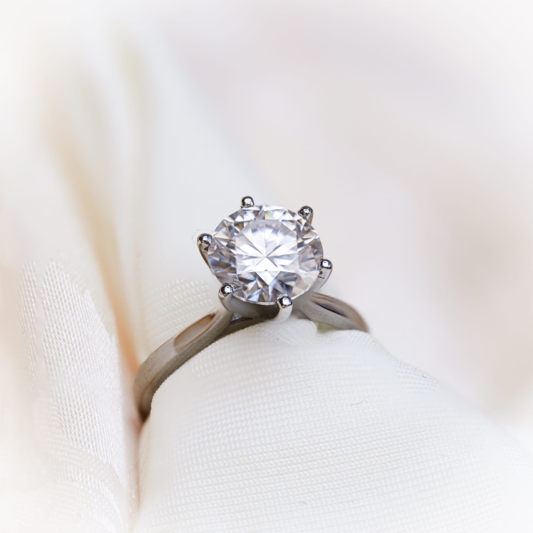 Pierścionek białe złoto 585 z brylantem Lab 3,00 ct – detal oprawy brylantu – ABGOLD Baczyński