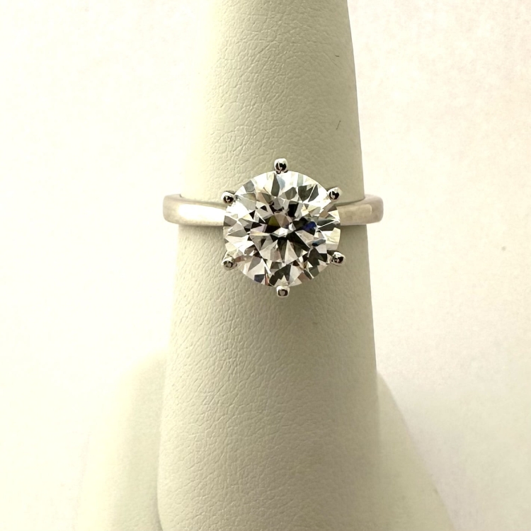 Pierścionek białe złoto 585 z brylantem Lab 3,00 ct – ujęcie boczne na ekspozytorze – ABGOLD Baczyński