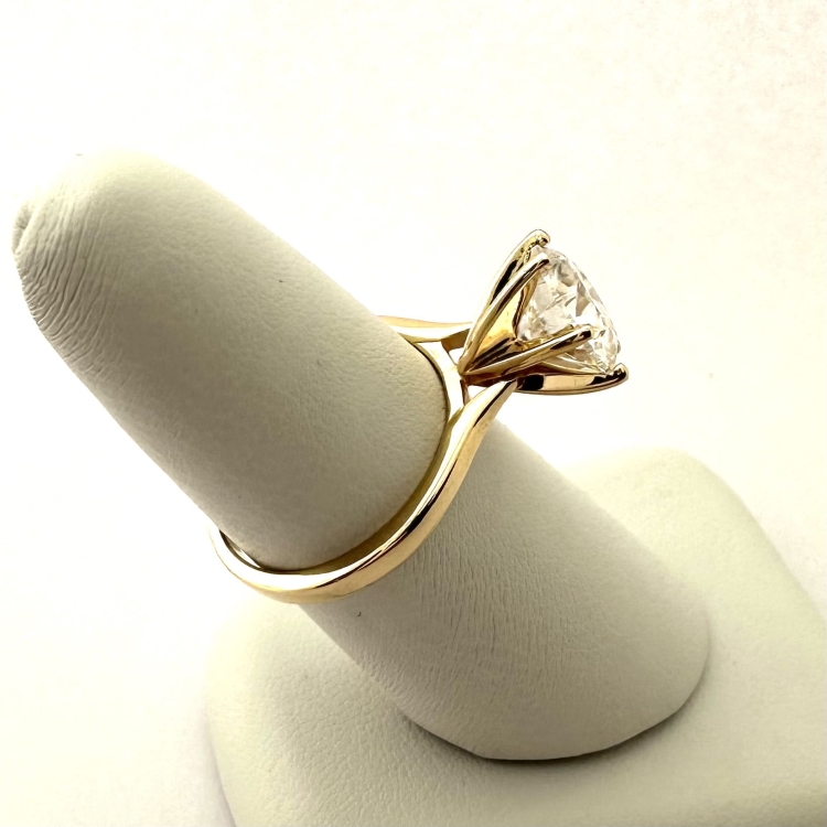 Złoty pierścionek próba 585 z brylantem Lab 3,00 ct – widok z góry / detal oprawy – ABGOLD Baczyński