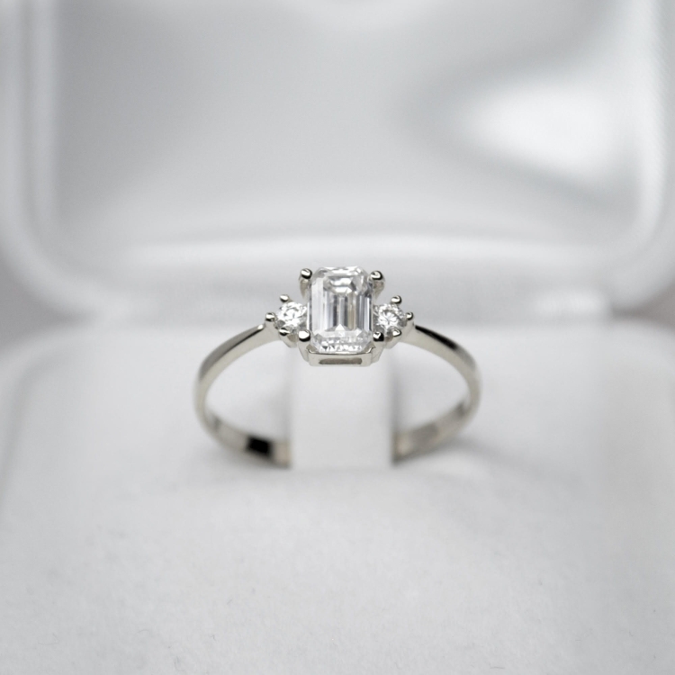 Złoty pierścionek próba 585 z diamentem emerald ok. 0,76 ct – widok z przodu na jasnym tle – ABGOLD Baczyński